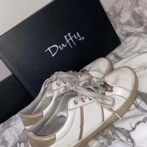 Skor - Skorna är använda minst 7 gånger o sen köpte jag nya skor, detta är inte varma skor men man kan ha dem som skor på hösten, sommaren och våren. Storleken passar mig som har 39-40 i skostorlek 