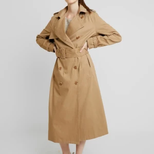 Trench coat från Envii x Freja Wewer  - Bra skick endas använd två gånger!! Storlek s/m