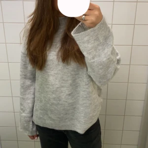grå stickad tröja - Superfin grå stickad tröja som är rak i modellen och armarna. Skickar med spårbar frakt💗