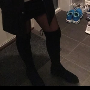 Svarta over knee skor - Säljer mina svart knappt använda over knee skor! Tar gärna mer bilder vid intresse :)
