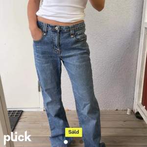 Finfina jeans som köptes på Plick men tyvärr var för stora för mig. Passar storlek M men skriv för mått!!🍁 Ganska stretchiga material väldigt sköna ☺️