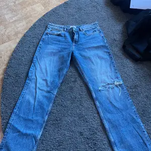 Ett par oanvända zara jeans i modellen mid rise straight! Storlek 42 men passar en 40 också! Köpta för 359kr, säljer för 200kr! 