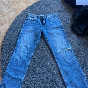 Zara jeans  - Ett par oanvända zara jeans i modellen mid rise straight! Storlek 42 men passar en 40 också! Köpta för 359kr, säljer för 200kr! 