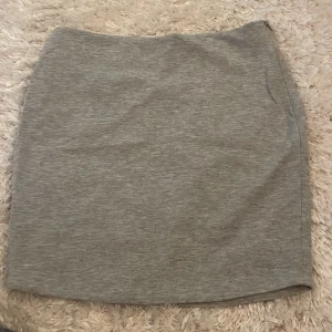 Grå kjol - Grå kjol från tiger of sweden, aldrig använd💕 Tryck ej på köp nu