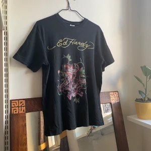 Vintage Ed Hardy Rhinestones t-shirt - En ur ball vintage ed hardy tisha med rhinestones på. I fint skick. True to size. I fint skick. För fler bilder eller mått kontakta mig :)