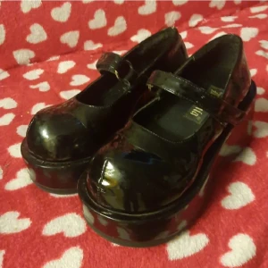 Demonia dolly skor - Storlek 39 // fikt skick // tar endast banköverföring. EJ SWISH!! // Frakten ingår i priset!