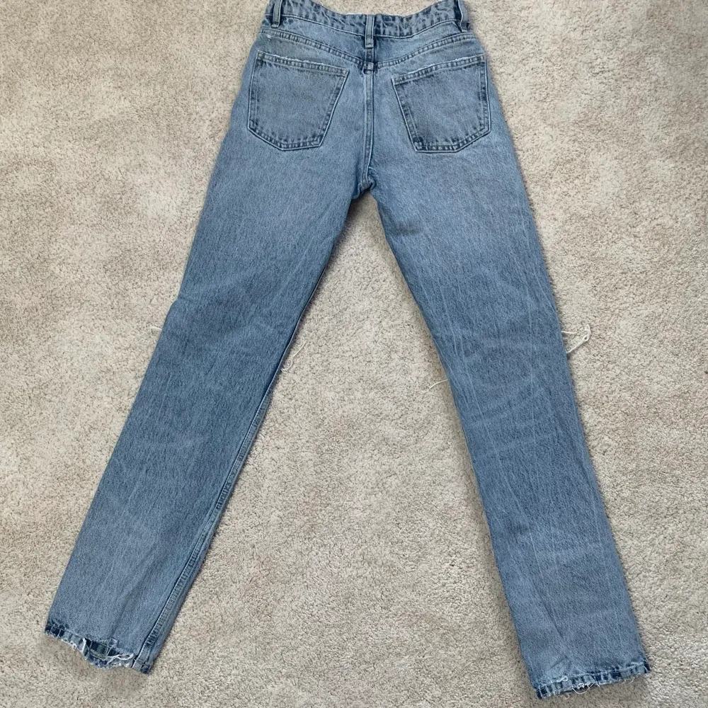 Säljer mina populära mid rise straight jeans från Zara!💞Inga defekter, nästan oanvända!💓 Skriv till mig om du undrar något🥰. Jeans & Byxor.