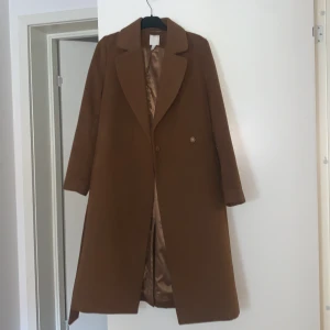 Kappa från Hm - säljer denna superfina kappa från HM köpt för ca 2 år sen. Så fin och stor och varm. Perfekt till hösten.  Kan mötas i uppsala annars betalar köparen för frakt. 