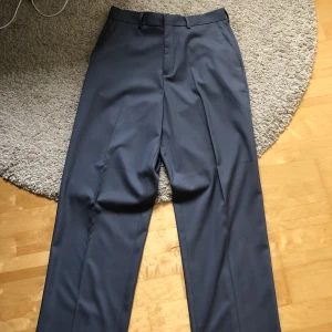 ASOS DESIGN kostymbyxor - ASOS DESIGN kostymbyxor. Storlek 32/30, använda fåtal gånger alltså fint skick. Pris: 200kr! 