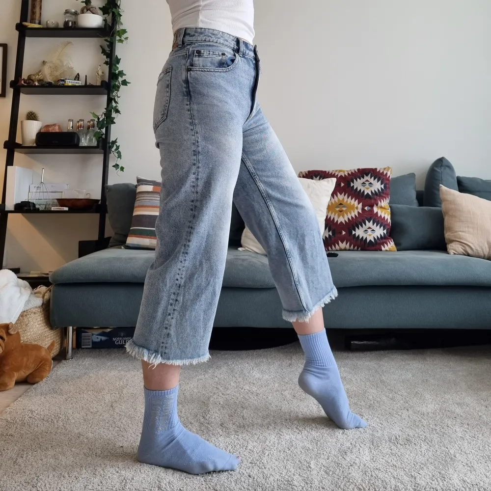 Jeans som slutar över anklarna i storlek 28/30. Ca 80cm i midjemått. Använda fåtal gånger! Jag är 168cm lång och brukar ha strl M i underdelar.. Jeans & Byxor.