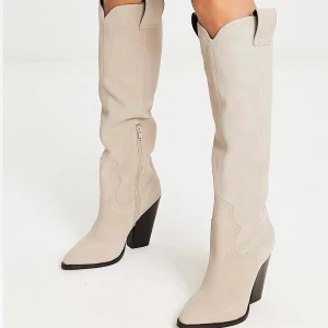 Cowboy boots - Säljer nu dessa skit snygga boots från asos, helt slutsålda på hemsidan!❤️ hör av dig vid frågor! 