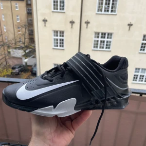 Nike Savaleos  - Tynglyftarskor i absolut nyskick. Använda en gång. Nypris 1299kr 