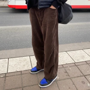 Bdg manchester byxor - Baggy manchester byxor. Bra skick, söm är klippt längst ner. Skriv vid intresse:)