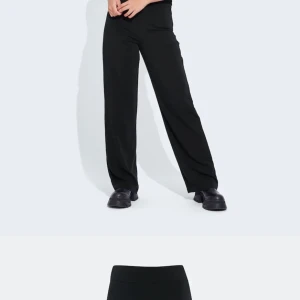 Svarta kostymbyxor  - Svarta kostymbyxor från Bikbok, raka byxor,otroligt skönt material o allmänt sköna kostymbyxor. Dragkedja på sidan,ser nya ut och jättebra skick. Nypris: 299kr 