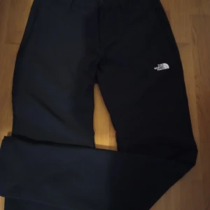 The norh face byxor i storlek S - Byxor från märket the norh face i storlek S. Säljer på grund den är för stor på mig 