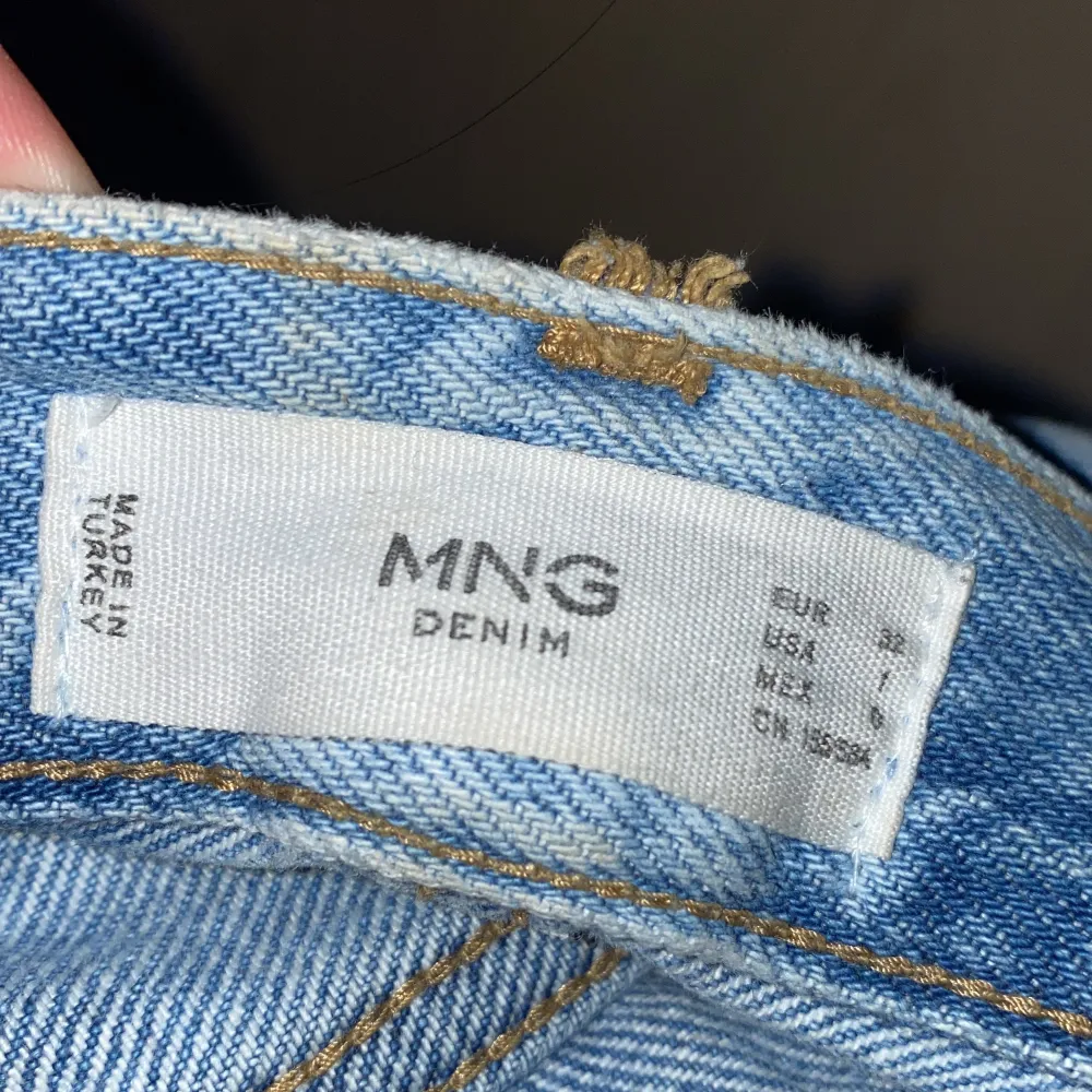 Mango jeans i storlek 32. Sitter väldigt oversized på mig som är en xs🤍. Jeans & Byxor.
