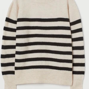 Stickad tröja  - säljer denna då den inte kommer till användning mer! KLICKA INTE PÅ KÖP