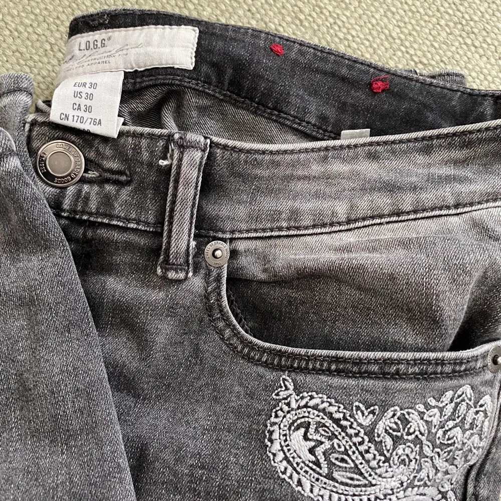 Jeans med lågmidja från H&M, sparsamt använda. . Jeans & Byxor.