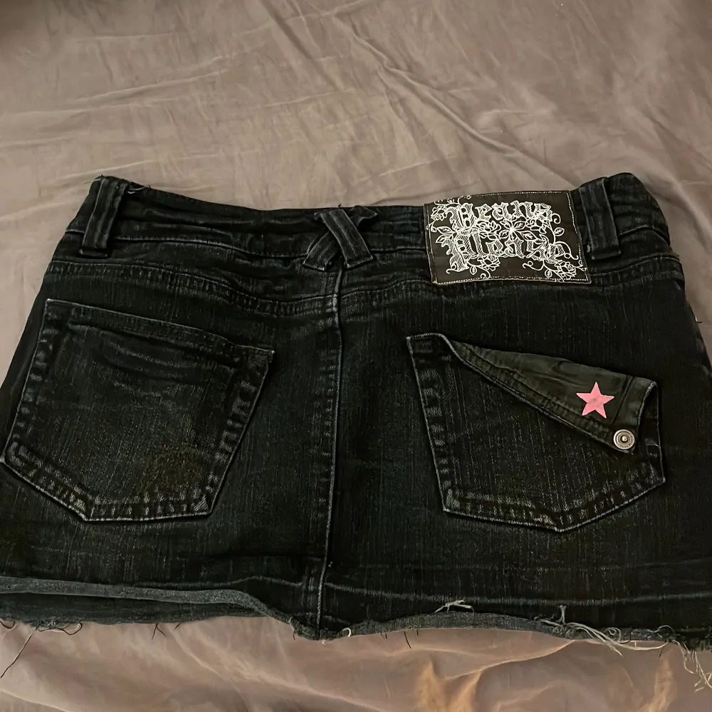 Mini skirt jeans, aldrig kommit till användning och är i gott skick, skriv om intresserad:) köpare står för frakt Skriv för fler bilder.. Kjolar.