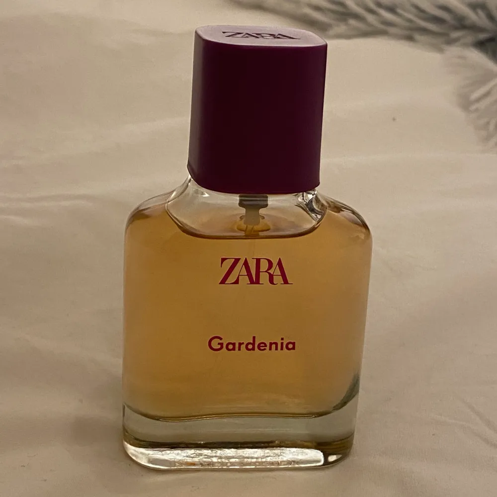 Zara parfym ”Gardenia” 30ml. Aldrig använd bara testat spreja några gånger så den är så gott som ny. Den finns inte på hemsidan längre men är ganska populär som en kopia för YSL black opium. Utgångspris: 150kr, köparen står för frakten! Tryck ej på köp nu. Övrigt.