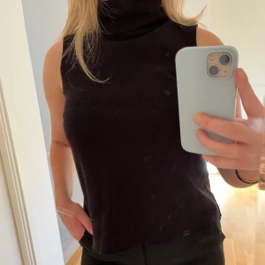 Polo topp Zara - Garderobsrensning!!! Kommer mer!!! Säljer denna svart polo topp från Zara (filtat material) som är i jättebra skick. Storlek: M Färg: Svart Köparen står för frakten!!! 