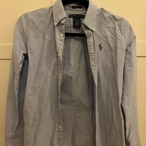 Ralph Lauren skjortor i flera färger, se mina andra annonser för fler färger - Ralph Lauren damskjortor 9 stycken Fit: Slim fit  Strl: 0   Samtliga är äkta, köpta i USA. Hittar tyvärr inte kvittona då det var ett tag sedan de köptes.  Några är inte använda och några har använts någon enstaka gång.  Säljer helst alla tillsammans