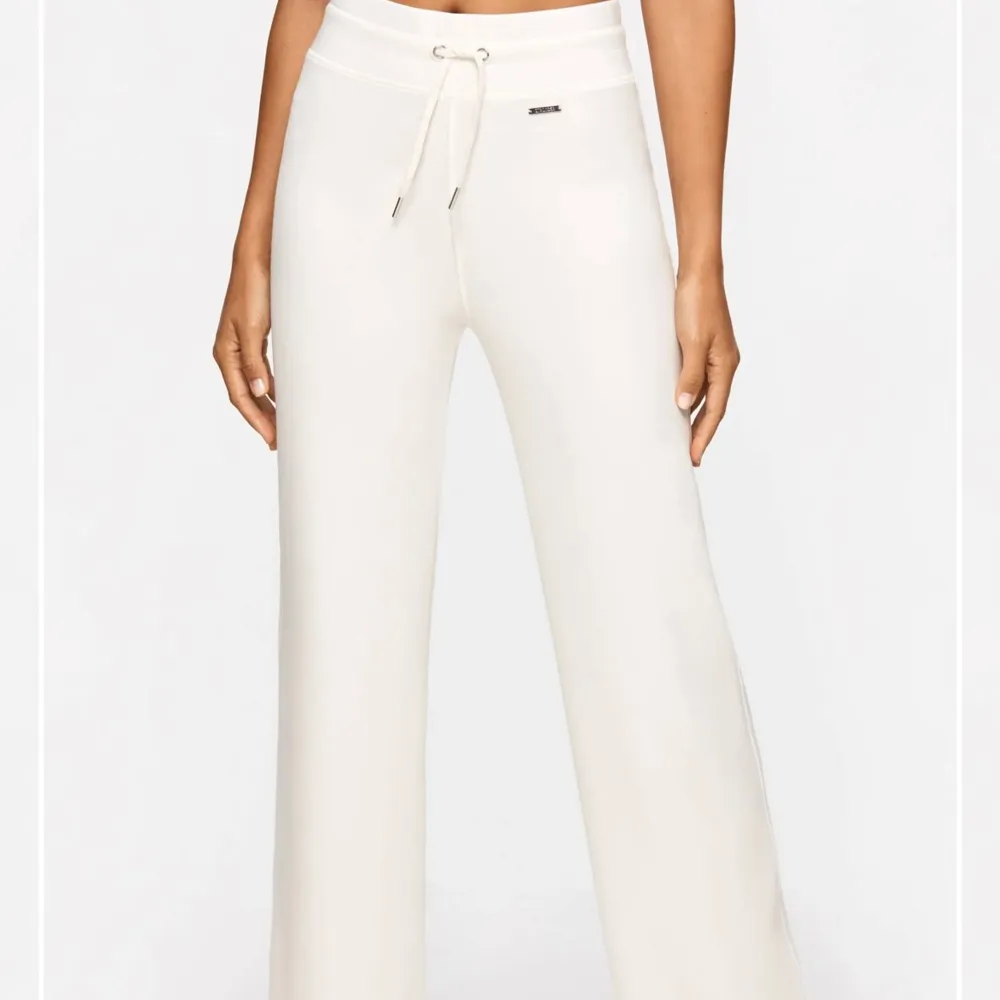 Helt nya Stronger Ease Wide Pants, Aldrig använda. Nypris 799 kr. Köparen står för frakten 🌸. Jeans & Byxor.