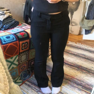 Kostymbyxor  - Kostymbyxor från Bikbok. Storlek 36, ”bootcut”.