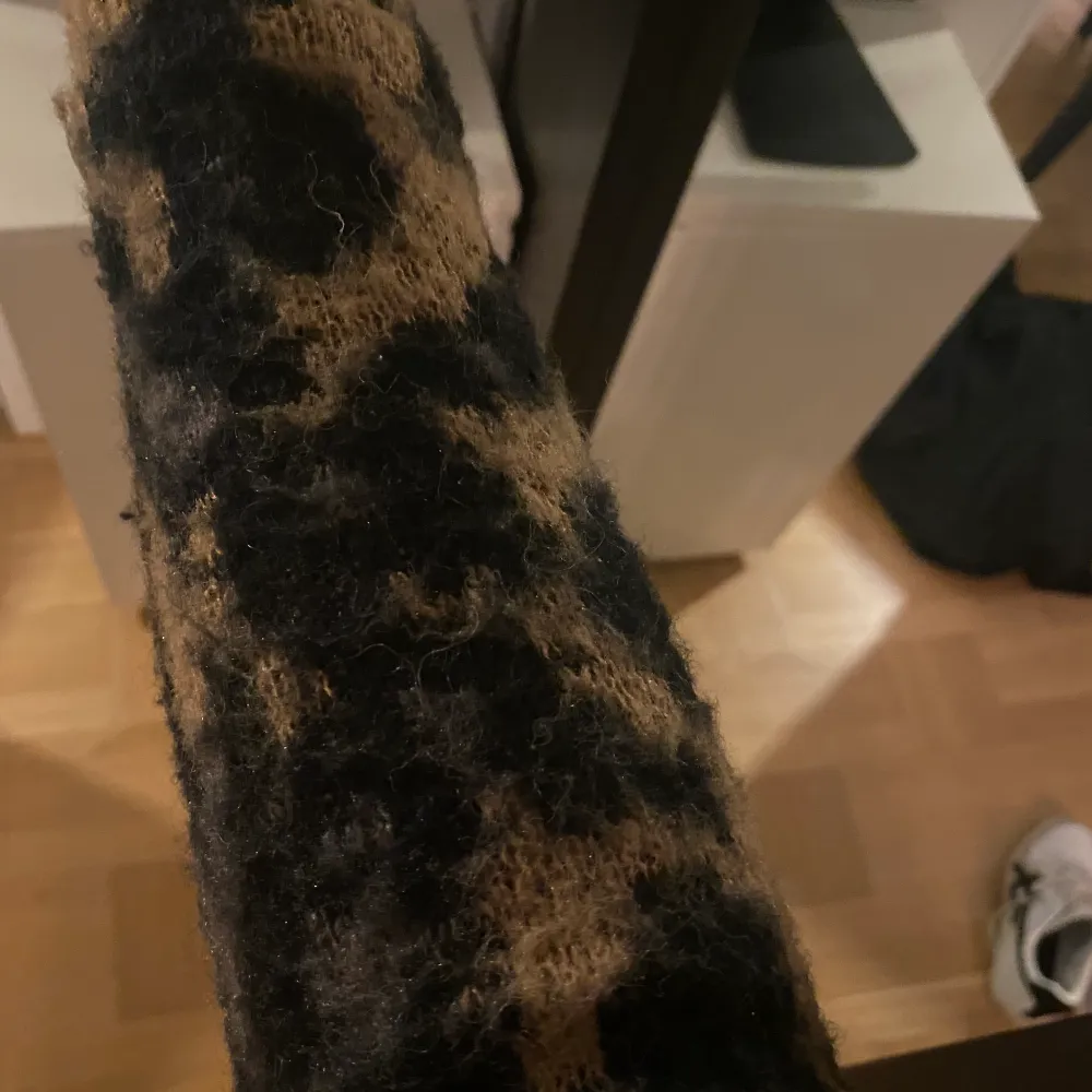 Leopardmönstrad stickad från Object i grå/beige/brun. Den är i nyskick (nypris ca 500) och av 23% ull. Jag är 1,70. Passar xs-s. Skickar helst men kan mötas upp!. Stickat.