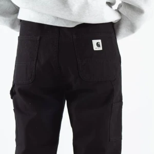Carhartt byxor strl M  - Jättefina populära Carhartt byxor i strl 30. Skulle dock säga att de motsvarar en 26-28 i midja om man inte vill ha dem tight.  Räcker över fotknölarna på mig som är 172 cm.  Tappat lite lite färg i tvätten men annars i superfint skick :) 
