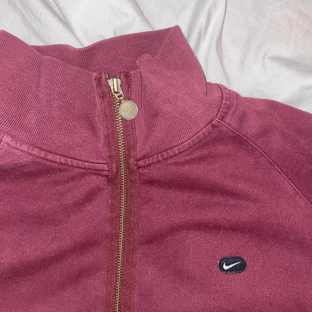 Vintage Nike zip up i fint skick. Storlek L men sitter lite baggy på mig som är S-M så inte jätte stor . Hoodies.