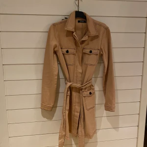 Klänning  - Klänning med knappar, använd en gång