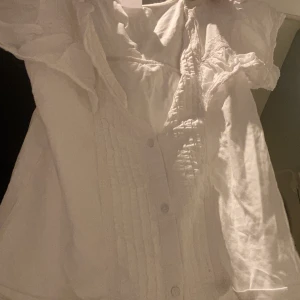 Säljer denna Super fina topp från zara💗💗 - Säljer denna super fina toppen från zara! Eftersom att den är för liten för mig Köpt på zaras barnavdelning storlek 13-14 är! Väldigt fin och trendig💗💗