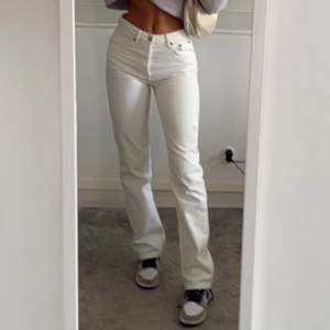Säljer mina fina vita zara jeans! Storlek 36/38 lite små i storleken enligt mig🥰 