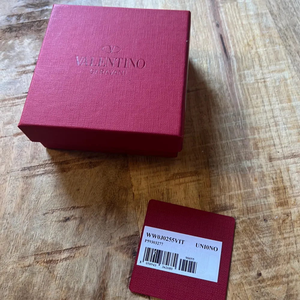 Valentino armnband, använt ett fåtal gånger. Svart med guld detaljer, köparen får stå för frakt.💗🌸. Accessoarer.