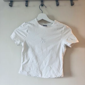 Croptop från Bo+Tee - Vit croptop/t-shirt från Bo and Tee, modellen heter ”Stay on top”. Storlek XS.🤍 Nypris är 289kr, jag säljer den för 70kr