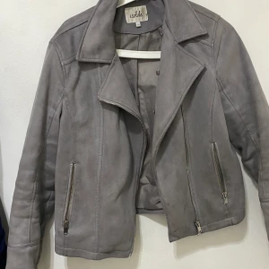 Isolde grå skinnjacka strl 38 - Köptes för 6 månader sedan. Nypris 1200, mitt pris 850. Storlek 38, är i grå sammet 