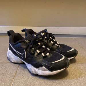 Nike skor - Säljer dessa ingångna Nike skorna i storlek 38! Köpare står för frakt och jag finns i DM🥰