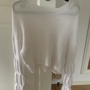 Stickad tröja - Vitt tröja från Misslissibell kollektion på NA-KD. Använda 1 gång  Superfin lite kortare i längden 