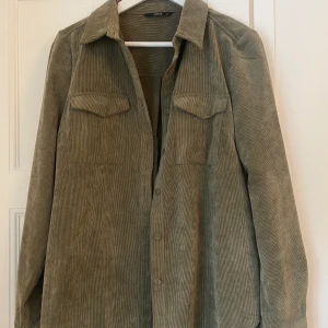 Skjorta i manchester -  Storlek 40. Passar storlek 36-38 (oversized). Använd en gång. 