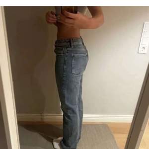 Blåa superfina mid waist jeans från Zara. Superfint skick då dom knappt är använda, slutsålda på Saras hemsida. 