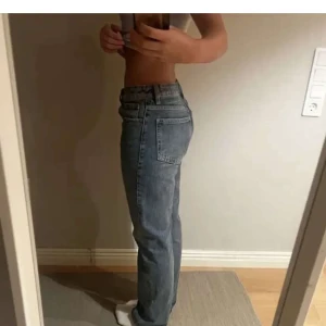 Mid waist jeans från zara - Blåa superfina mid waist jeans från Zara. Superfint skick då dom knappt är använda, slutsålda på Saras hemsida. 