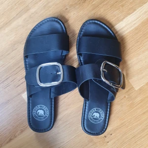 Sandaler från Indiska  - Sköna sandaler från Indiska med guldiga spännen. Använda någon enstaka gång, i väldigt fint skick 🌼