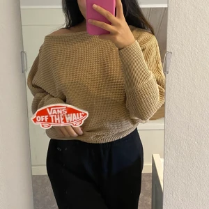 Stickad tröja  - Stickad tröja som är lite off shoulder, säljer den pga ingen användning. 