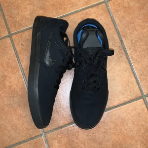 Nike skor herr - Svarta Nike skor gammal model. Herr skor storlek 44.5. Helt klart snyggaste modelen!