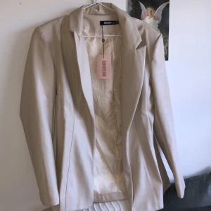 Snygg blazer i skinnimitation - Säljer denna snygga blazer i skinnimitation då jag ville ha den tight och den är lite för stor på mig. Den är helt oanvänd och såå fin. Storlek 12, motsvarar 40 i svensk storlek. 💖