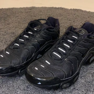 Nike Tn - Säljer mina nike tn skor som är köpta på footlocker (junior avdelningen) storlek 39 och sitter perfekt på mig! Använda fåtal gånger, max 5 ggr! Säljer då dom ej kommer till användning. Inga defekter osv