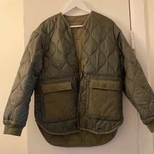 Tvåsidig jacka från Zara - Fodrad grön jacka som går att använda på båda sidor, se bilder! Aldrig använd men inga lappar kvar. Storlek XS men funkar även för S.