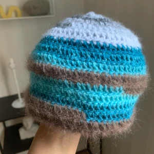 Benie mössa  - Benie i storlek small/medium 💙Finns en video på https://www.instagram.com/reel/CkBleZEjdUw/?igshid=YmMyMTA2M2Y= @theodorasoul 