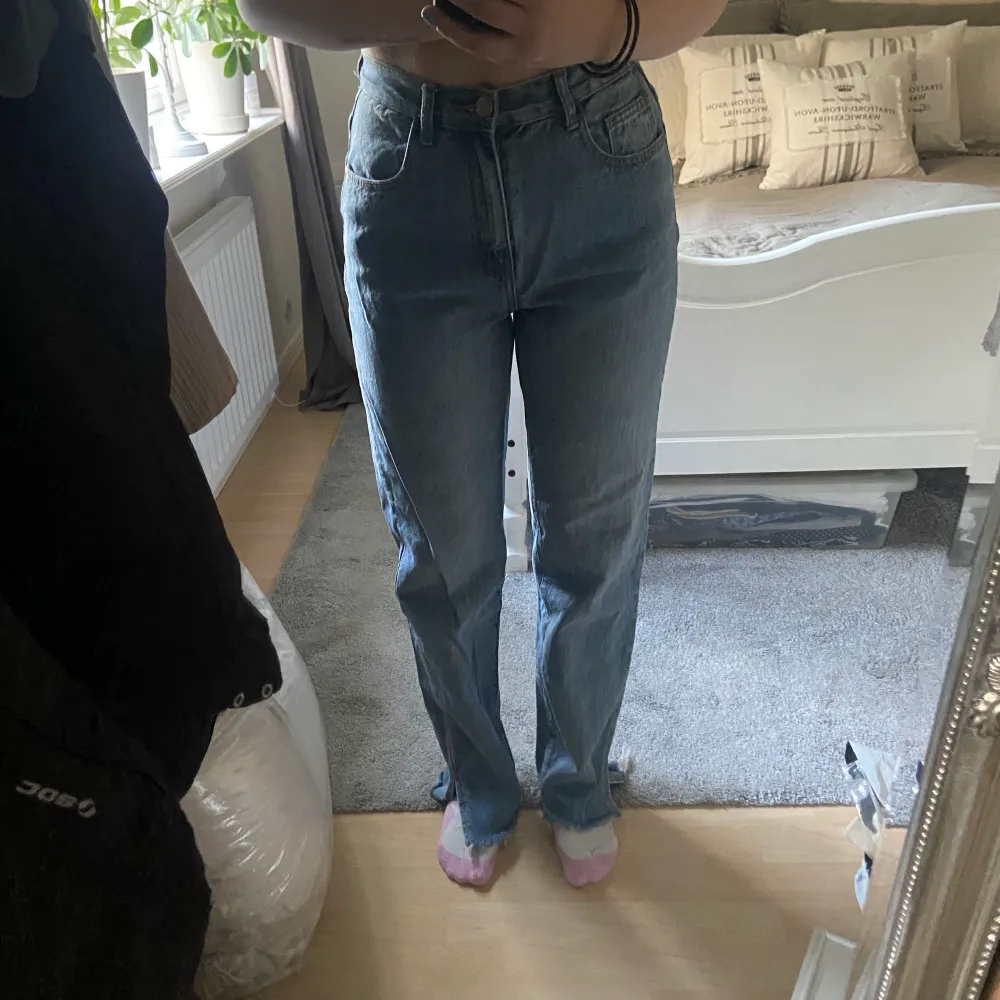 Långa, vida jeans med slits längst ner från Boohoo. Höga i midjan, storlek 38. Jeans & Byxor.